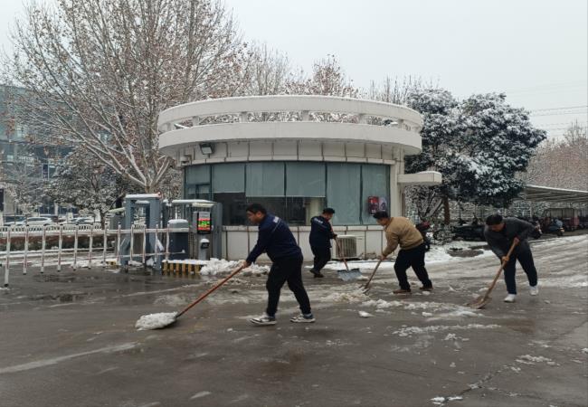 掃雪除冰我先行，冰雪更映黨旗紅